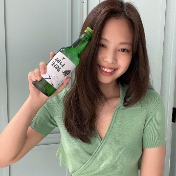 Jennie Blackpink green soda 3