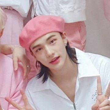 Hyunjin pink